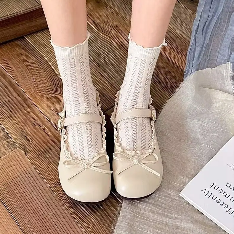 Chaussures plates Mary Jane pour femmes en dentelle à volants et nœuds, à bride unique et boucle, bout rond, style rétro doux, chaussures de ballet décontractées et habillées, noir beige 1