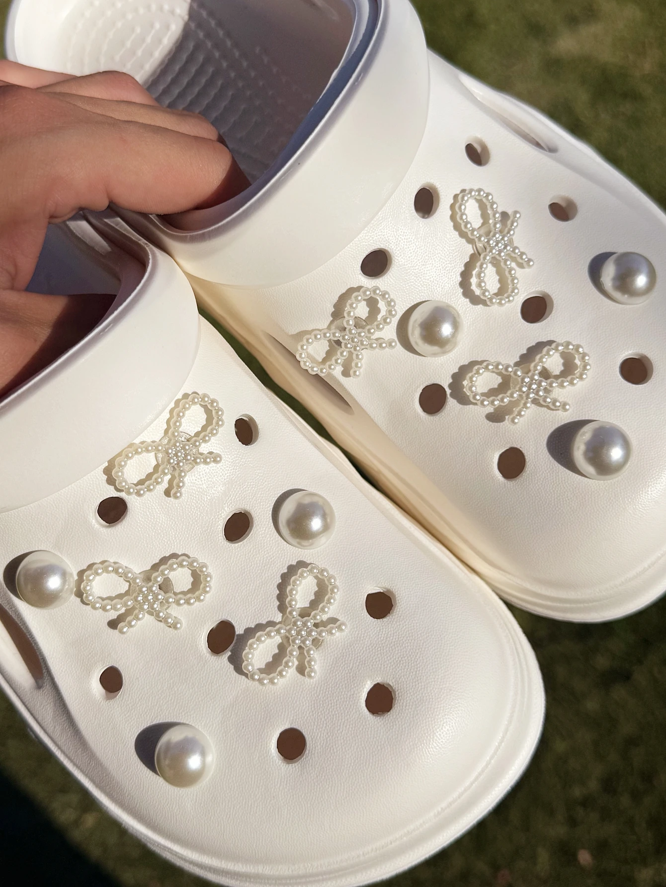 12 DIY white pearl bow shoe buckle decorations, multi-functional shoe clip accessories suitable for women's sandals, slippers an