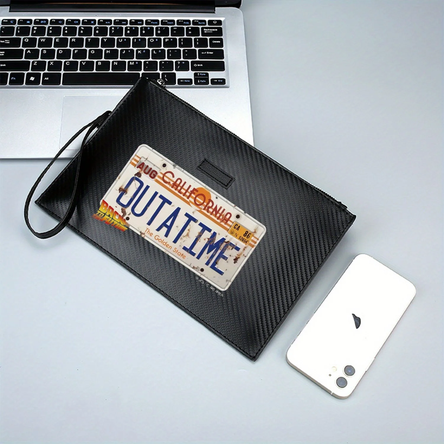 لوحة ترخيص مع شعار وكلمات فيلم حقيبة يد رجالية أنيقة مطبوعة من البولي يوريثان عصرية وعملية للحمل اليومي #2