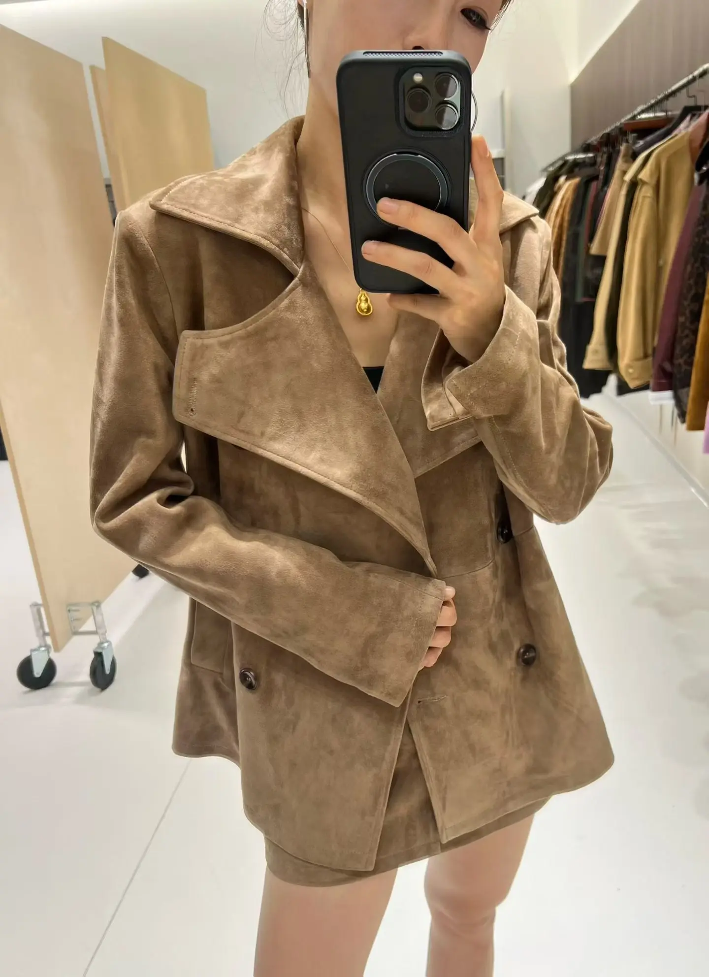 سترات ريترو كبيرة بياقة على شكل طية صدر السترة من جلد الغزال من جلد الغنم مزدوجة الصدر للنساء عصرية ناعمة متوسطة الطول ملابس خارجية نسائية