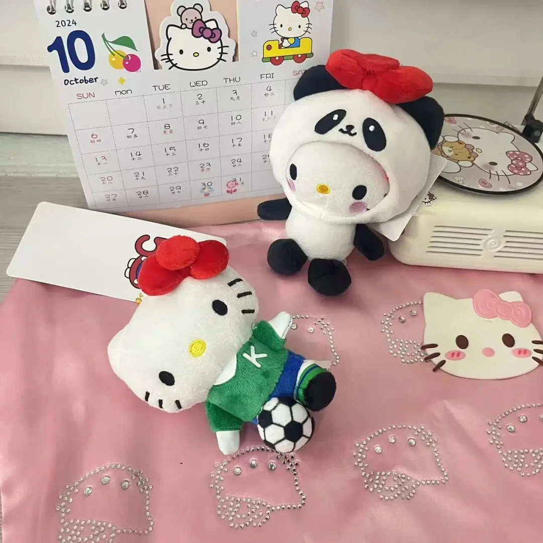 Nuevo dibujos animados Anime Sanrios 50 aniversario limitado auriculares de fútbol Panda Hellokitty colgante de felpa Kawaii bolsa muñeca llavero regalo