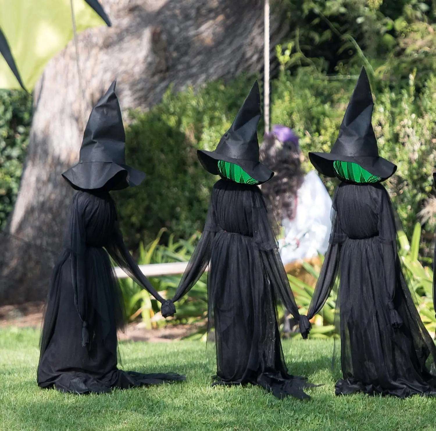 Halloween Decorations, Set of 3 Light-Up Witches Holding Hands with Stakes, Voice-Controlled Glowing Heads, Waterproof Outdoor Garden Statue Decor for Grass Lawn