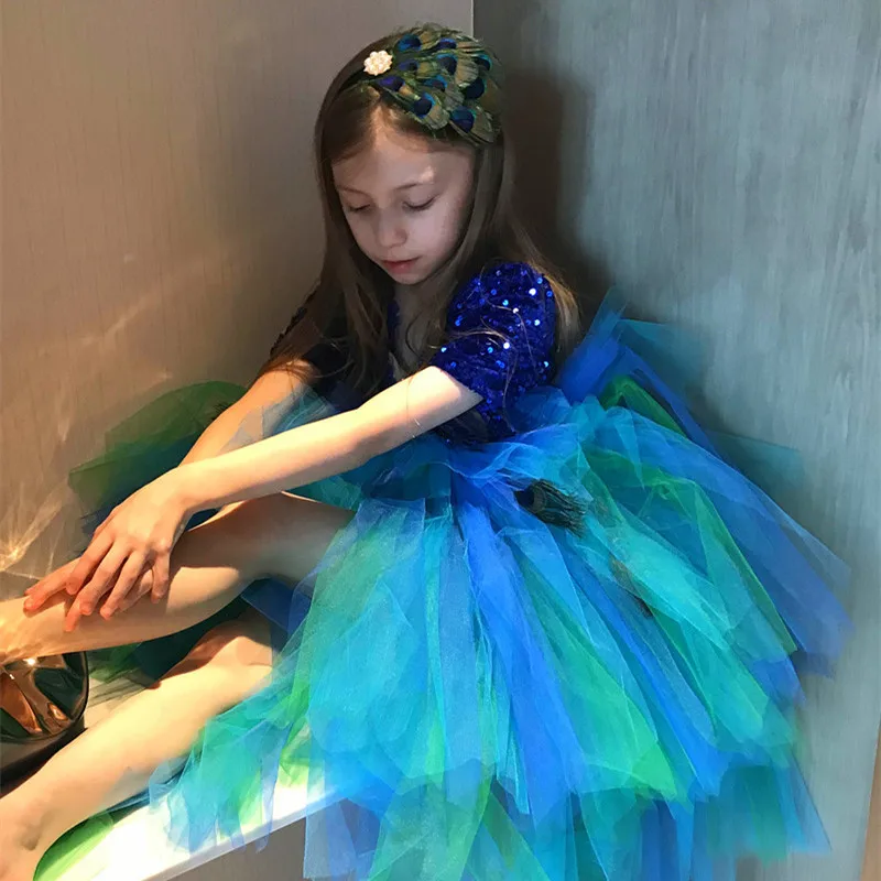 Maßgeschneidertes Glänzendes Pailletten-Blaues Tüll-Ballkleid mit Federn und V-Ausschnitt für Mädchen, Knielang, 2026 Festkleider – Detail 3