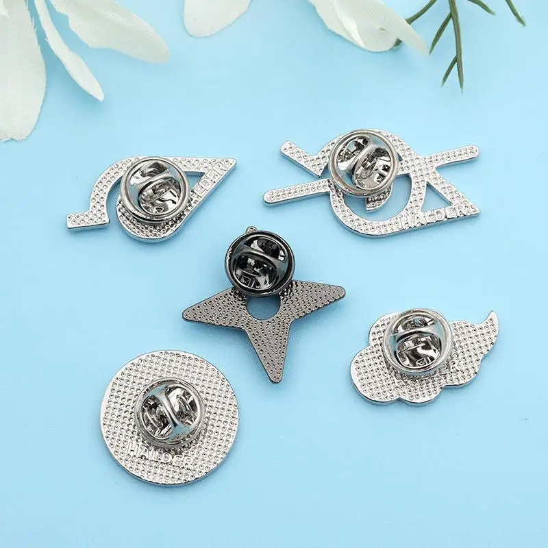 Broche de Metal con Insignia de Nube Roja de Akatsuki de Naruto, Lindo Accesorio Decorativo para Oficina, Hogar y Uso Diario, Versátil y Elegante