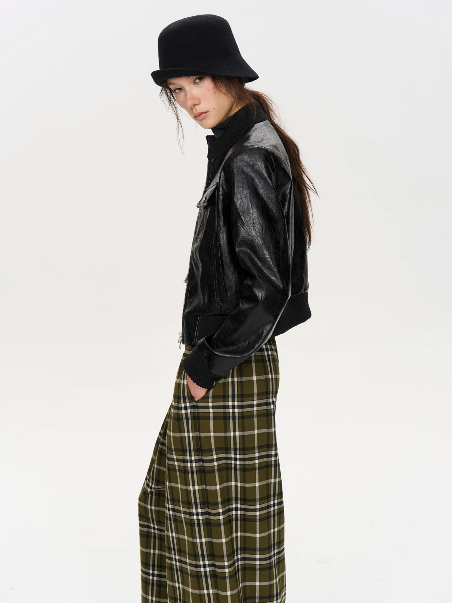 テイクケア レトロパンクスタイル ブラックバイカージャケット スリムでおしゃれなショルダーレングス レザーコート 若い女性向け ジッパー開閉