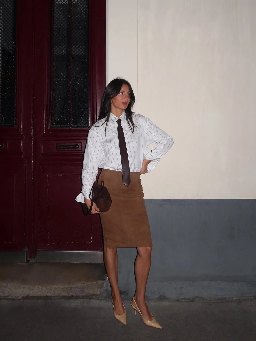 

Свободная полосатая рубашка, замшевая юбка, пальто средней длины во французском стиле с длинными рукавами на пуговицах, женская осенняя мода