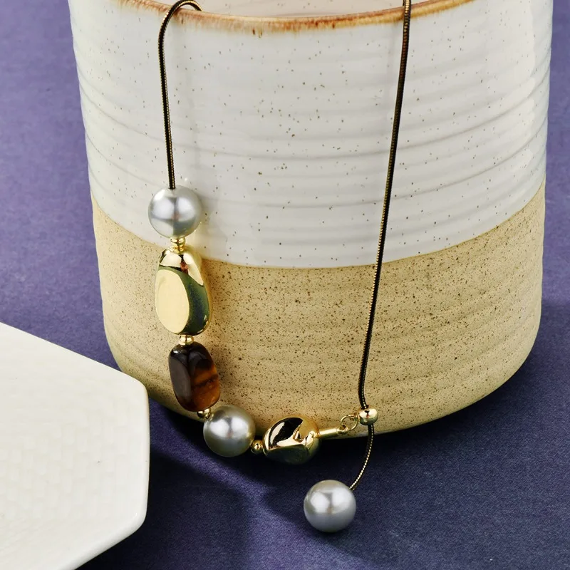 سلسلة سترة معدنية مربعة غير منتظمة بطيات فضية على شكل عين النمر للنساء، قلادة عصرية ورجعية