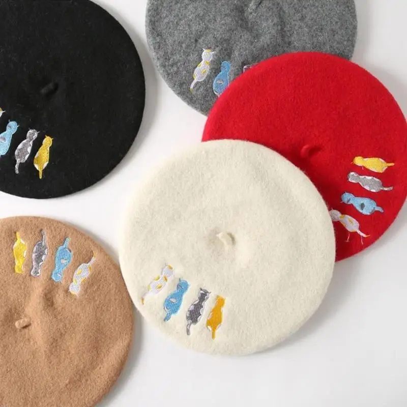 652F قبعة صغيرة ذات لون خالص، قبعة رسام مطرزة بأربع قطط، دافئة للمشي مع الكلاب #1