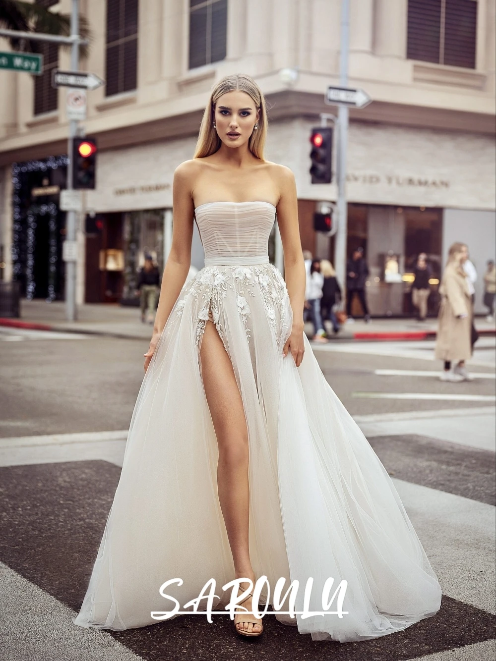 

Modern Tulle Appliques Wedding Dress With Slit Graceful A Line Strapless Customized Bridal Gown Sexy Fashionable Outdoor Wear