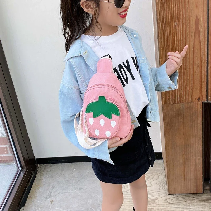 Nuevos bolsos de pecho bonitos y pequeños de fresa para niños, mochila encantadora de Friut para niñas y niños, bolsa de pecho para niños, bolso