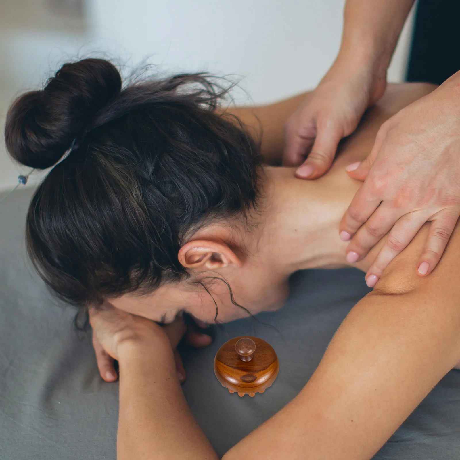 

Wooden Wide Tooth Scalp Massage Comb Disc Design Ergonomic Grip Scalp Stimulating Hair Detangler Head Massager for Dandruff