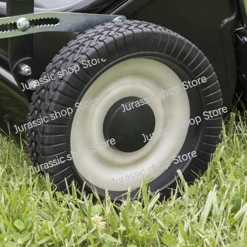 Pengumpul Daun Derek Rumput Tarik Di Belakang Penyapu Rumput Besar