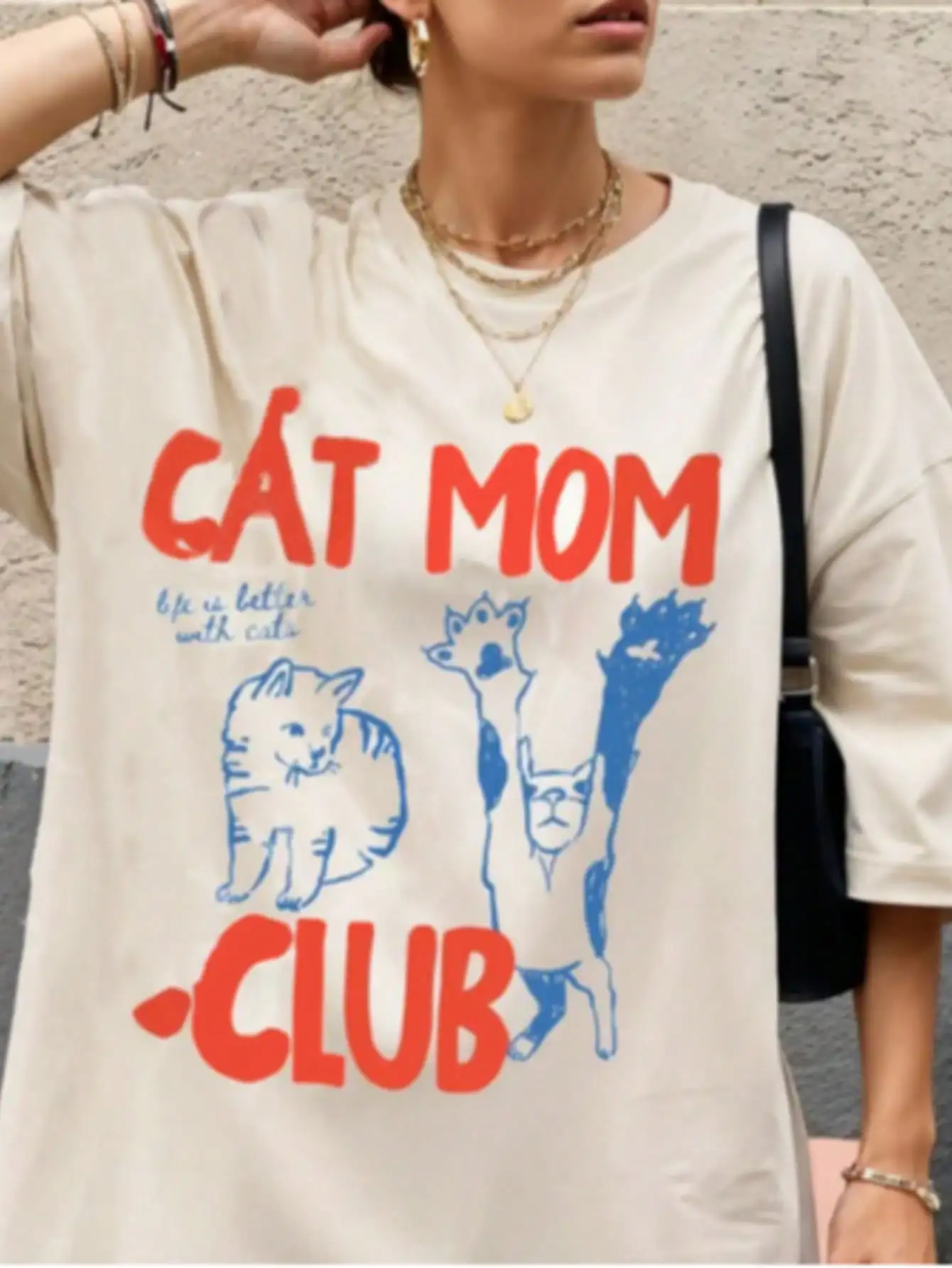 

Футболка свободного кроя с принтом для любителей кошек - кремовая, с коротким рукавом, с графическим дизайном