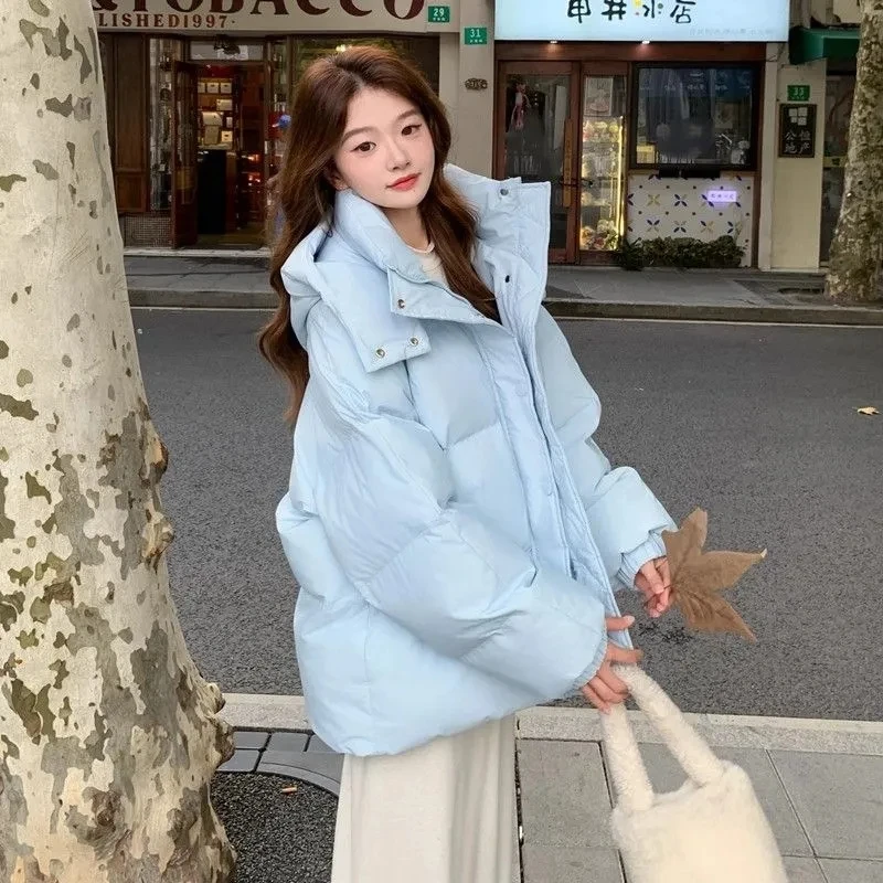 سترة قطن عصرية بقلنسوة باللون الأزرق الحليبي للنساء لشتاء 2025 تصميم جديد سترة دافئة فضفاضة وسميكة معطف شتوي أزرق #2