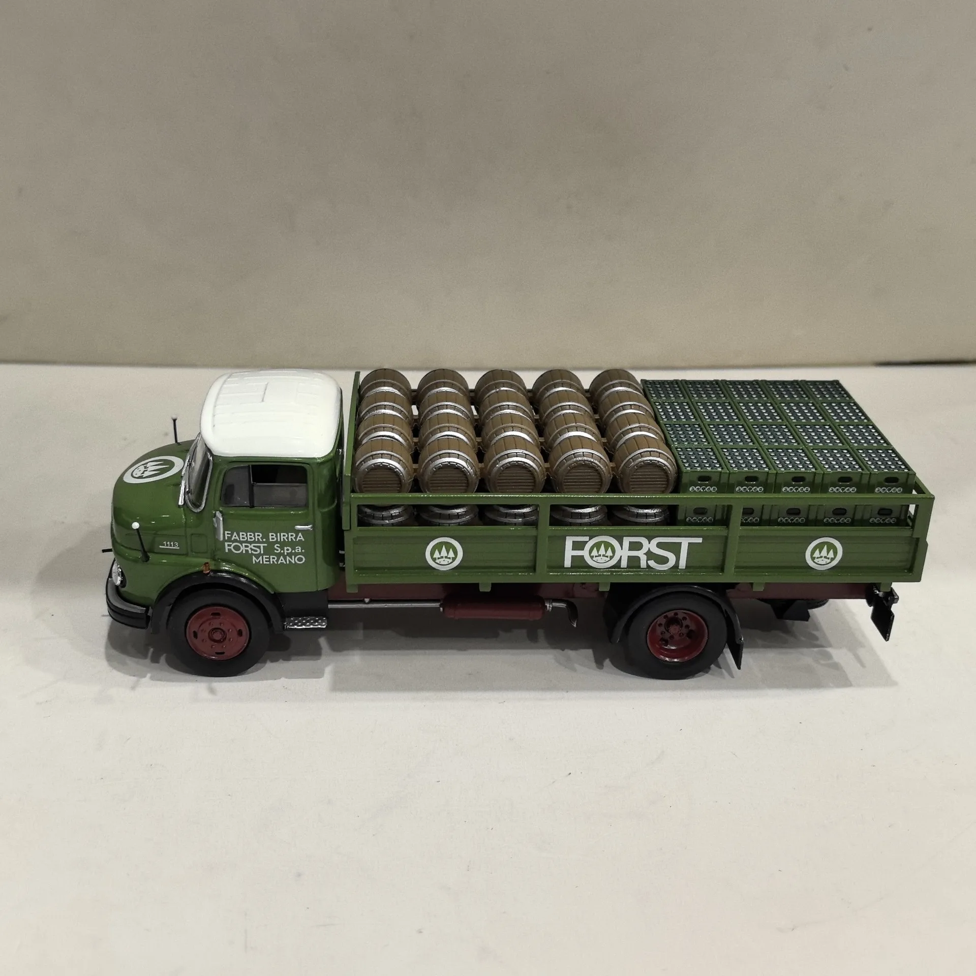 다이캐스트 DEA 1/43 스케일 벤츠 1113 벤츠 자동차 모형 맥주 운반 차량 플라스틱 캐리지 합금 자동차 모형 수집용 장난감