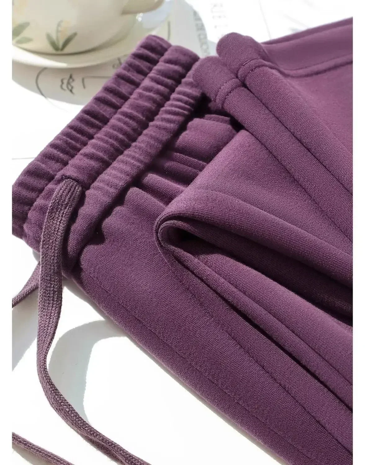 Gerade geschnittene, weit geschnittene Hose in Merlot-Lila, schlankmachend, für Frühling und Herbst, locker fallend, sportliche Jogginghose im koreanischen Stil. – Detail 1