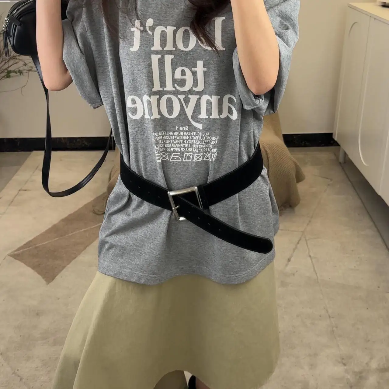 2025 Cintura in pelle scamosciata retrò americana con semplicità di fascia alta e cintura versatile, sigillo in vita retrò in pelle scamosciata per donna