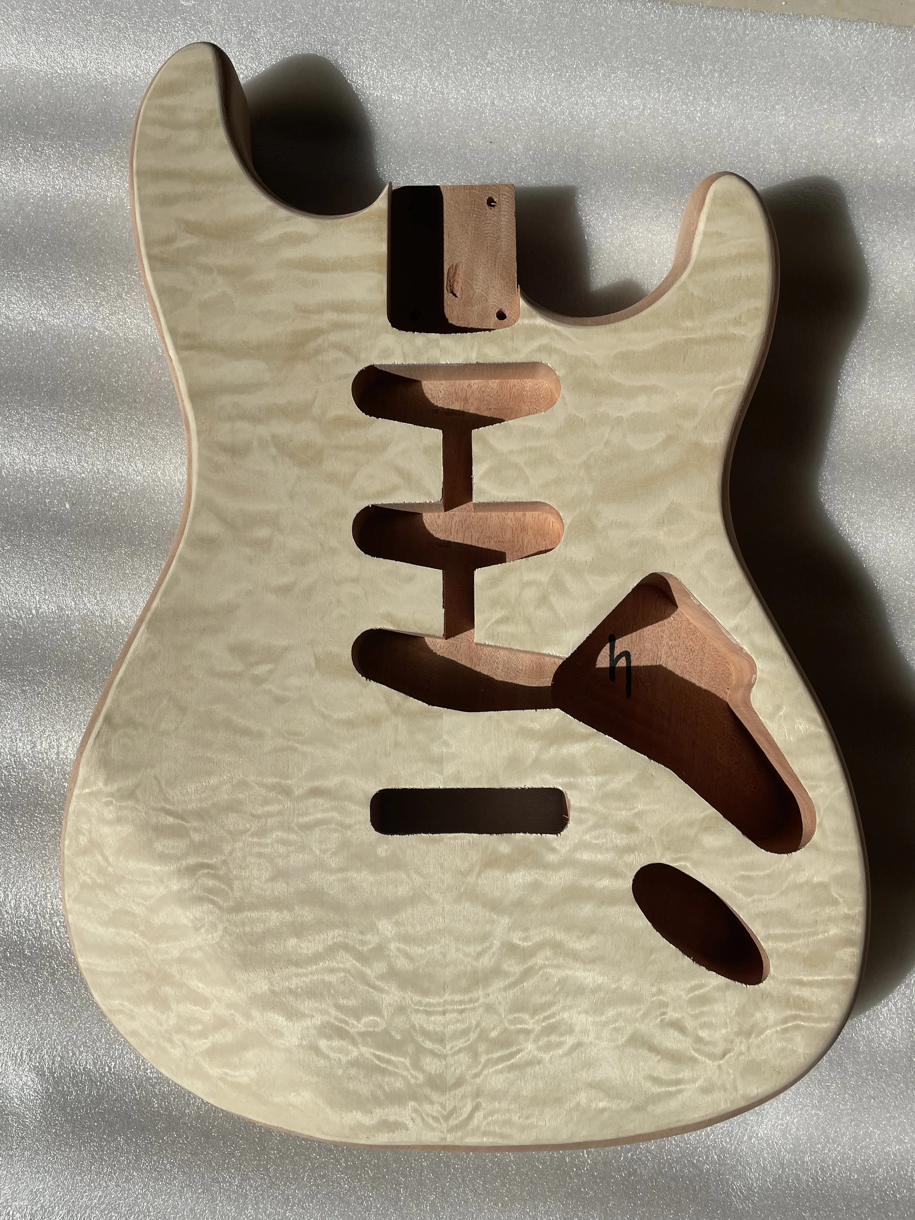 

Mahogany Electric Guitar Body, Waterwave Pattern, Maple Veneer, Unfinished DIY, Barrel Part, 5.6cm Heel, New Arrival, 1 Piece