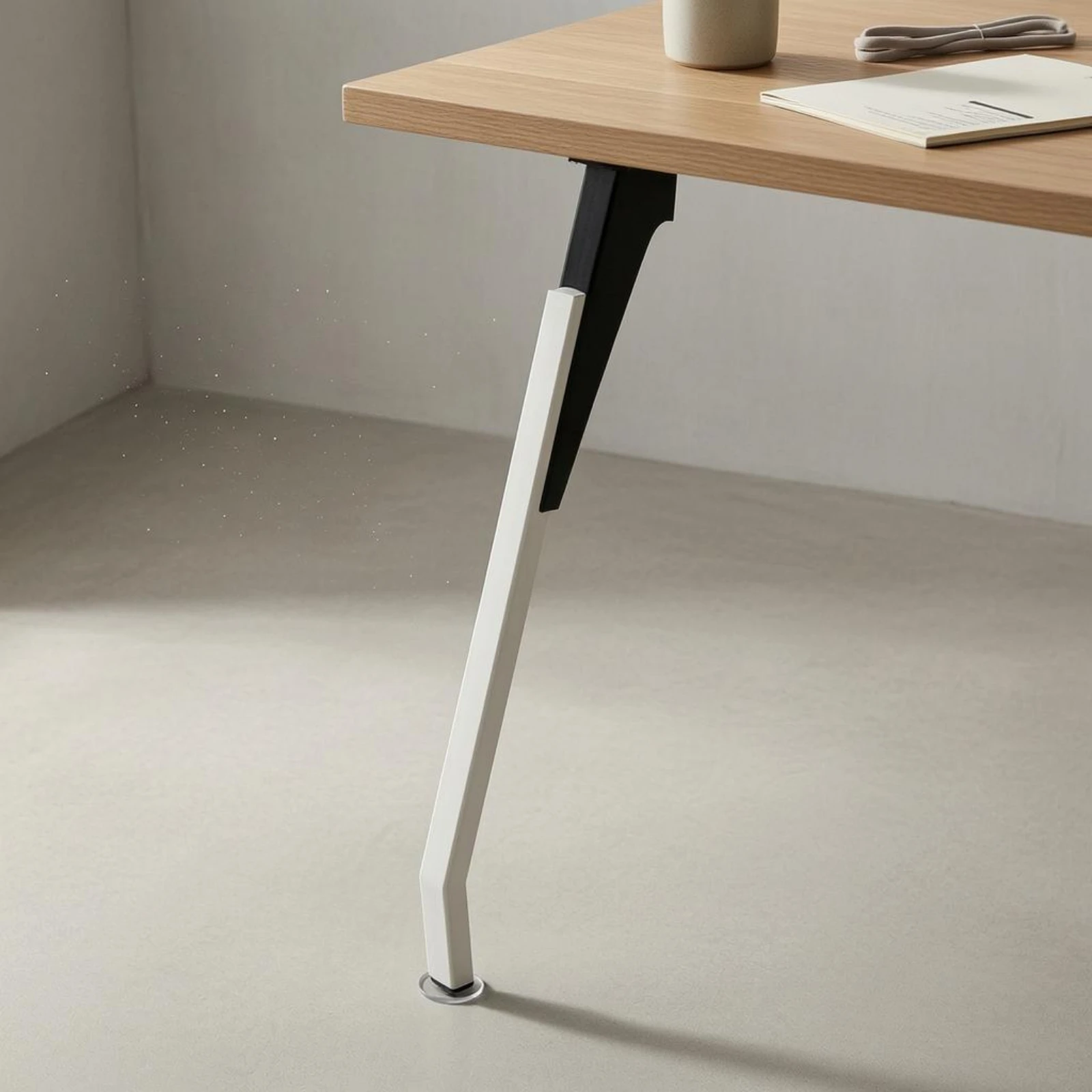 pe-de-mesa-metalico-ajustavel-com-base-antiderrapante