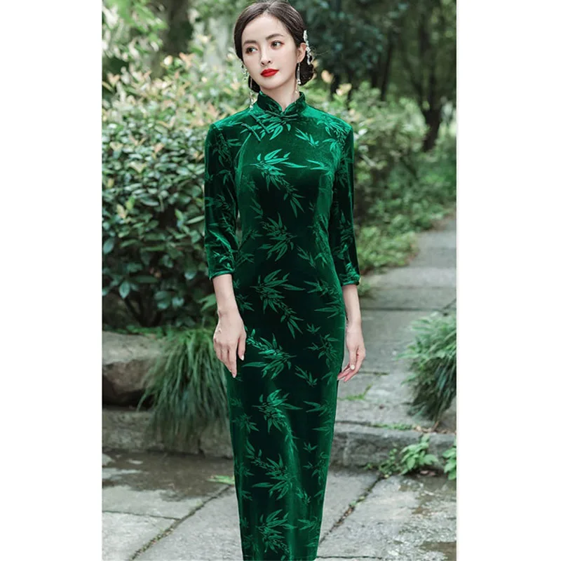 중년 여성 드레스 2025 새로운 여성 골든 벨벳 Cheongsam 패션 우아한 파티 드레스 느슨한 대형 5XL 엄마의 Vestido