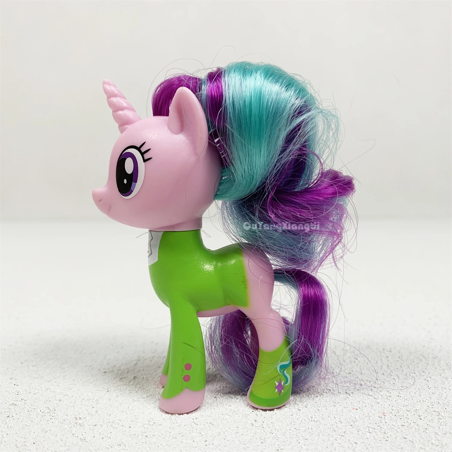 P8-147 Actionfiguren 8 cm kleines süßes Pferd Modellpuppe purpurrote Rüstung Starlight Glimmer Spielzeug für Kinder