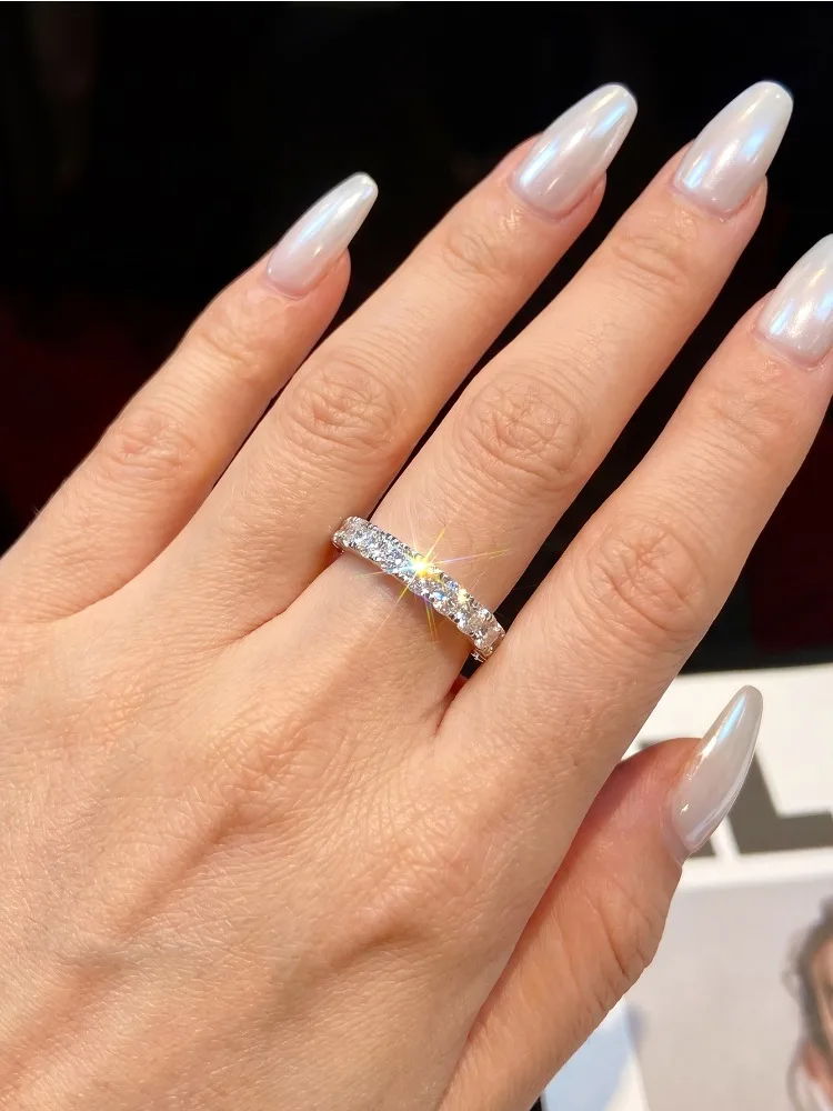 Luxuriöser Vollring mit 0,1 Karat rundem Moissanit-Diamant für Damen, Verlobungsfeier, hochwertiger Modeschmuck – Detail 3