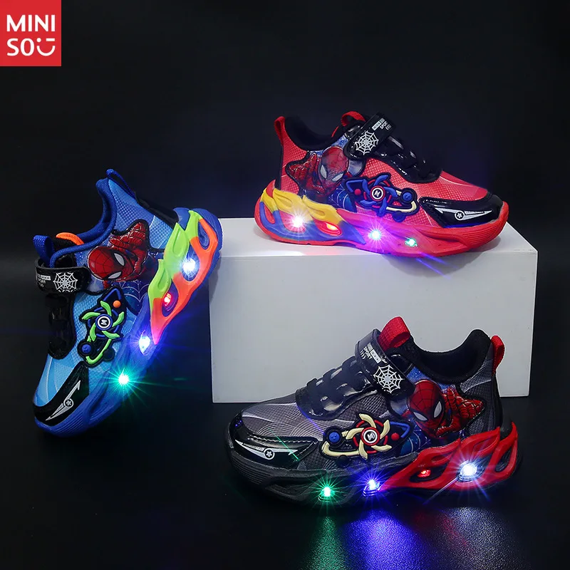 

Miniso 2025, новые детские кроссовки с подсветкой, кожаная обувь с мягкой подошвой для мальчиков со светодиодной подсветкой «Человек-паук» для детей