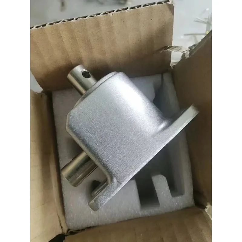 

В наличии индивидуальный прямоугольный реверсивный редуктор, небольшое рулевое управление, передаточное число 90 градусов, коническая шестерня 1:1