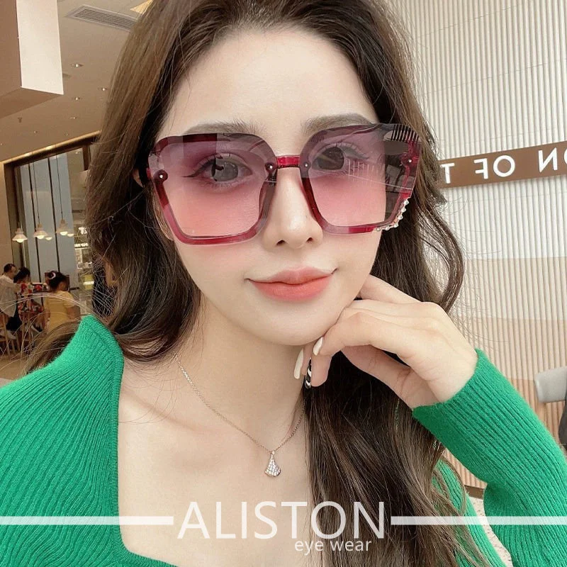 

New Sunglasses for Women with Diamond Inlaid Boxes, Popular Star Show, INS Sunshade Sunglasses, Korean Edition, Chaojie Shooting