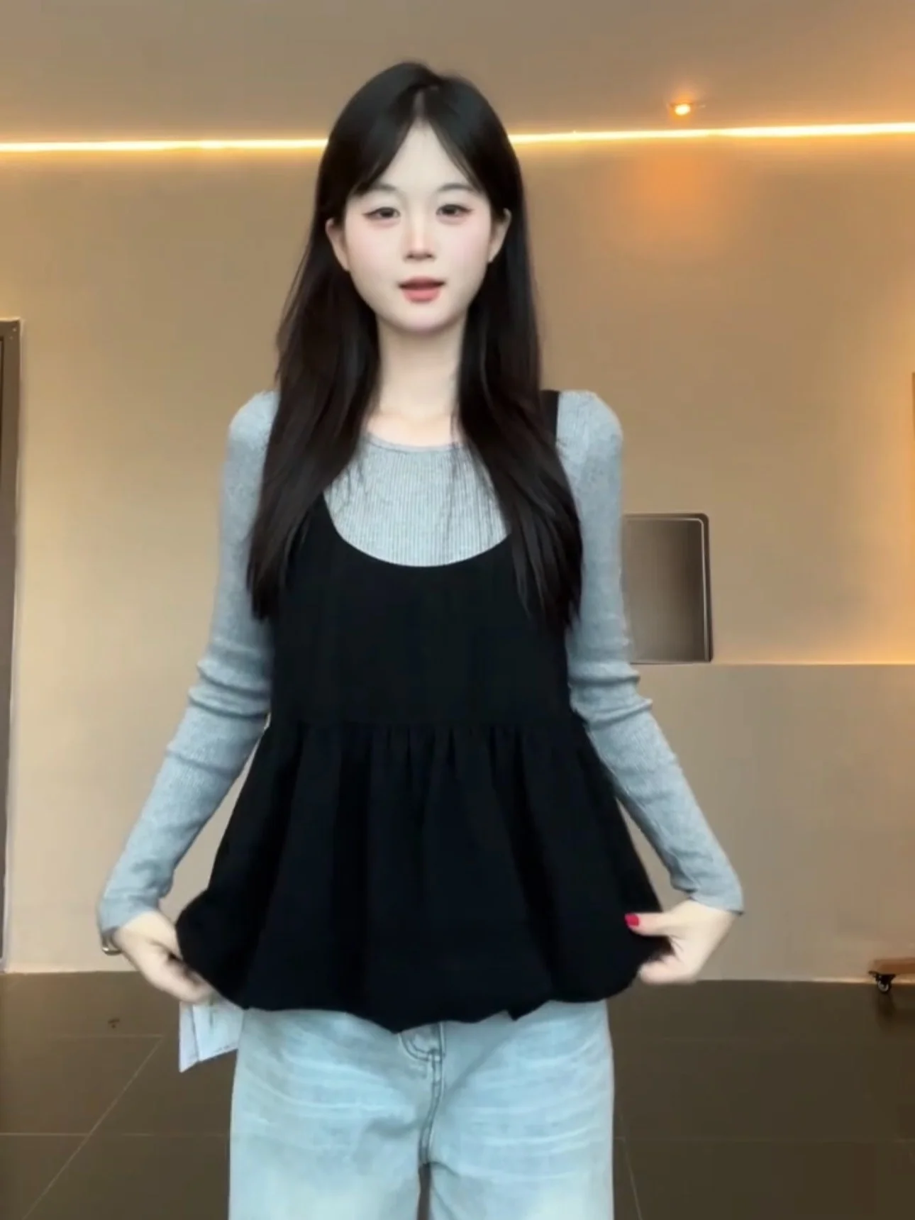 

Корейский модный осенне-весенний комплект из двух предметов: топ на бретельках и юбка с запахом, с высокой талией