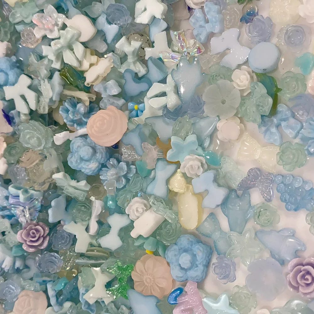 50 جرام/عبوة، إكسسوارات فن الأظافر عشوائية زرقاء مختلطة على شكل فيونكة/زهرة، 500-600 قطعة، زينة أظافر من الراتنج على شكل كاميليا/فيونكة، مستلزمات تزيين الأظافر DIY