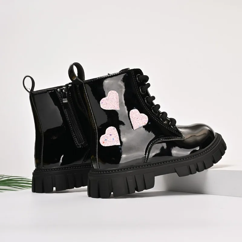 

Girls Leather Boots Sweet Love Heart Kids Princess Boots Black Glossy Versatile 2025 Autumn New Children Short Boots Side Zipper