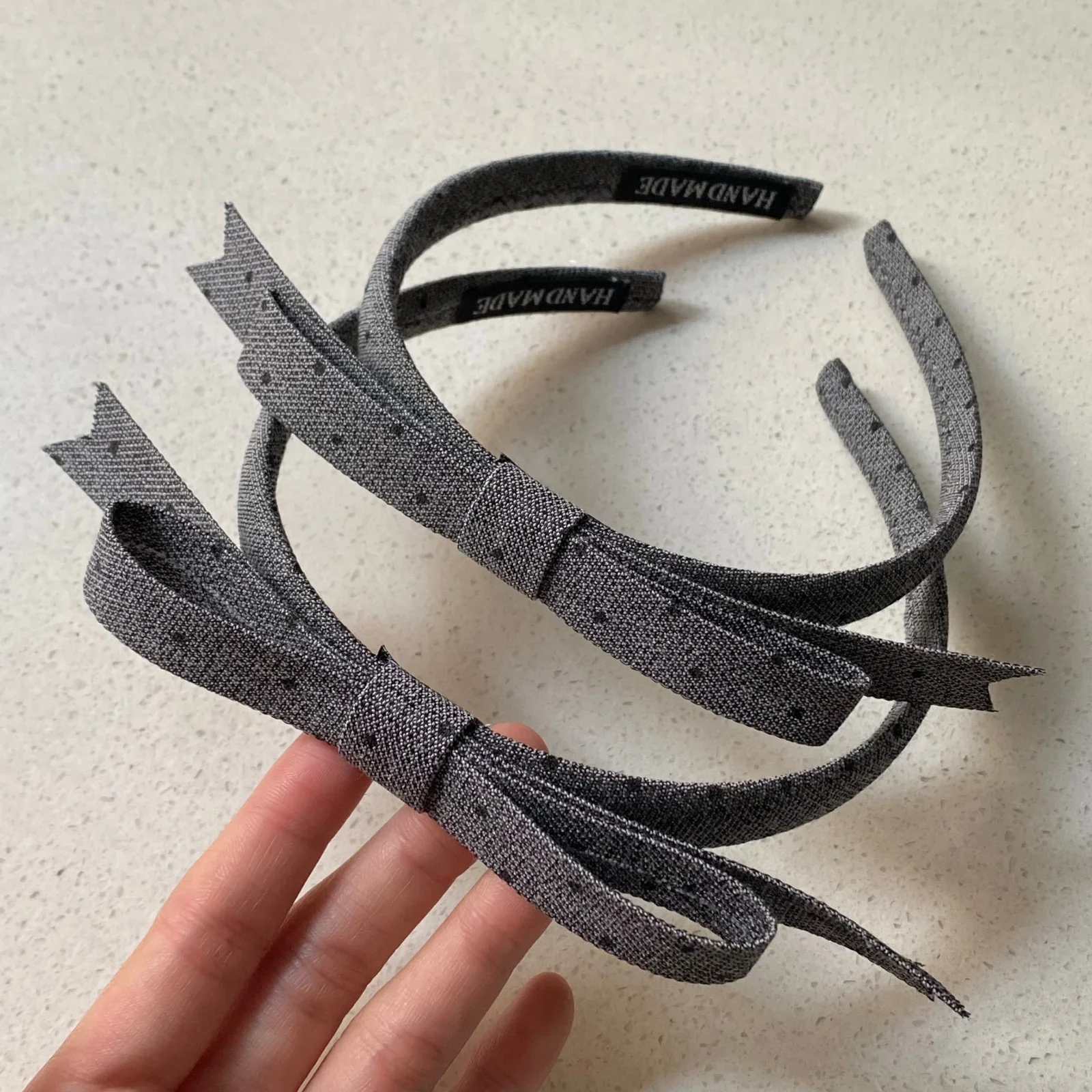 1 x graues Stoff-Stirnband mit Bindedetail, minimalistisches Haar-Accessoire im Retro-Stil für Damen, stilvolles Dekor für den täglichen Gebrauch