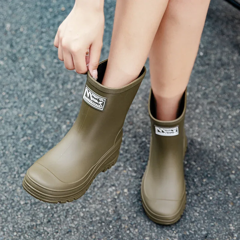 

New-style Rain Boots: Waterproof Rubber Shoes for Kitchen Work, Suitable for Adult Women to Wear Outdoor as Water Shoes