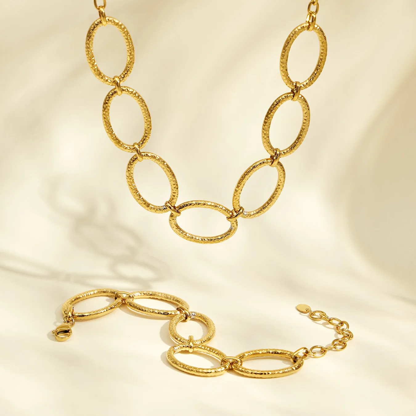 Strukturierte Ovale Ketten-Halskette und Armband Set aus Edelstahl, 18k Vergoldet für Damen – Detail 9