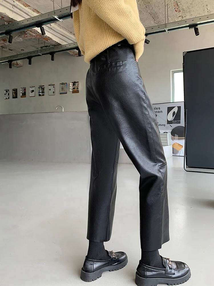 กางเกงหนังเทียมสีแดงไวน์ทรงดินสอเอวสูงสำหรับผู้หญิง สไตล์ลำลอง ความยาวระดับข้อเท้า เหมาะสำหรับฤดูใบไม้ร่วงและฤดูหนาว