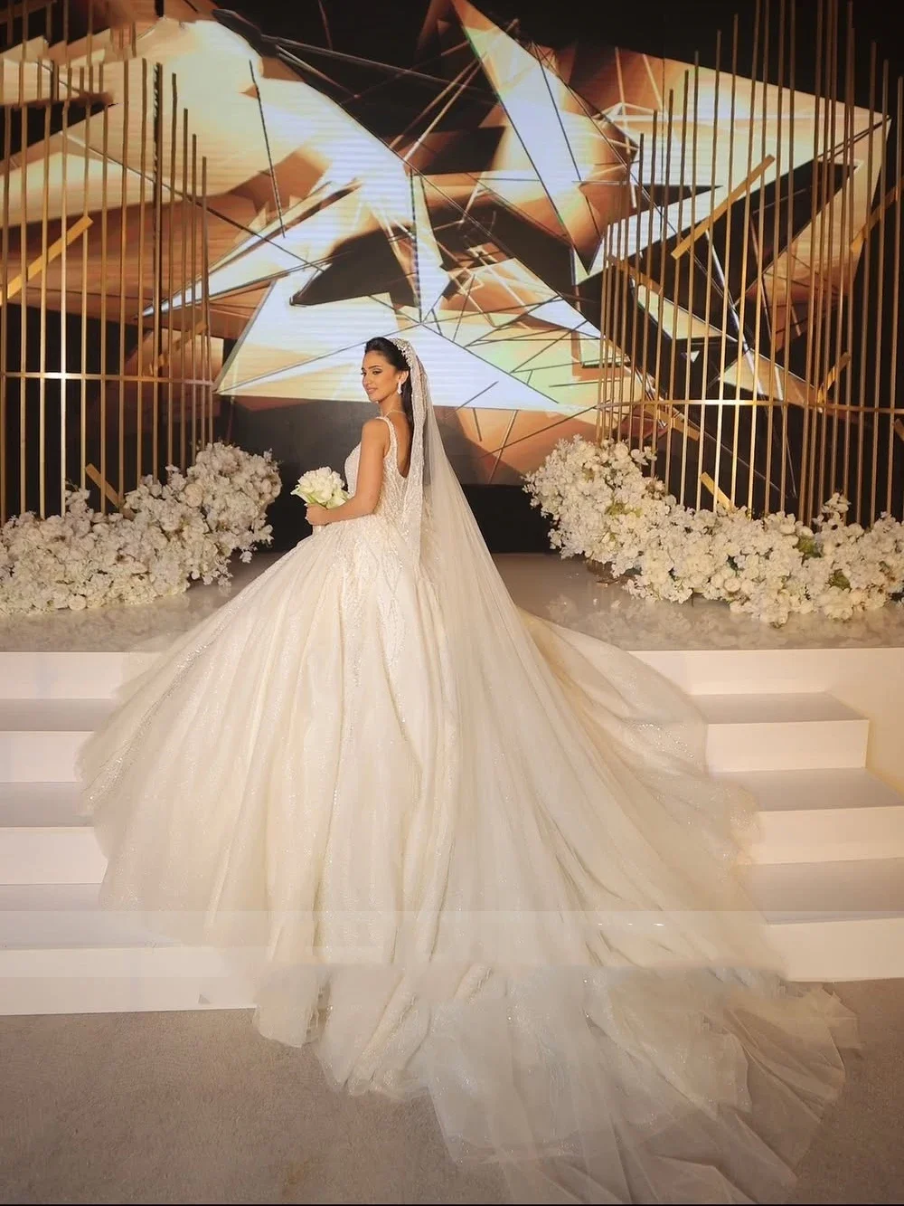 ชุดแต่งงานสั่งตัดพิเศษจาก Flavinke หรูหรา ประดับด้วยงานปักลูกปัดเต็มตัว คอปกทรงเหลี่ยม แต่งลูกไม้ละเอียดอ่อน ทรงบอลกาวน์