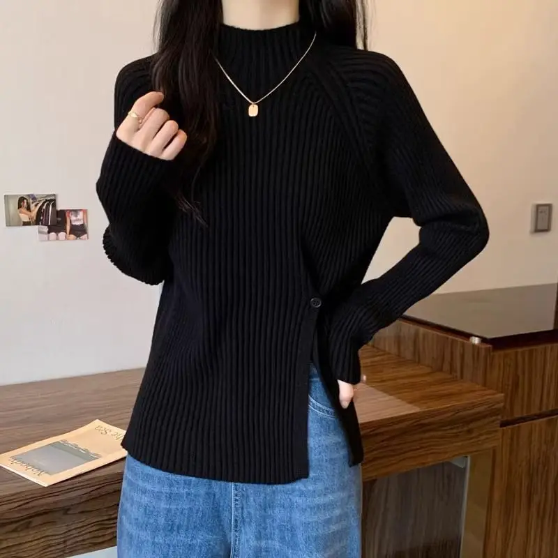 Suéter caqui de medio cuello alto para mujer, camisa básica de punto con hendidura prensada, nueva temperatura, otoño e invierno, 2025