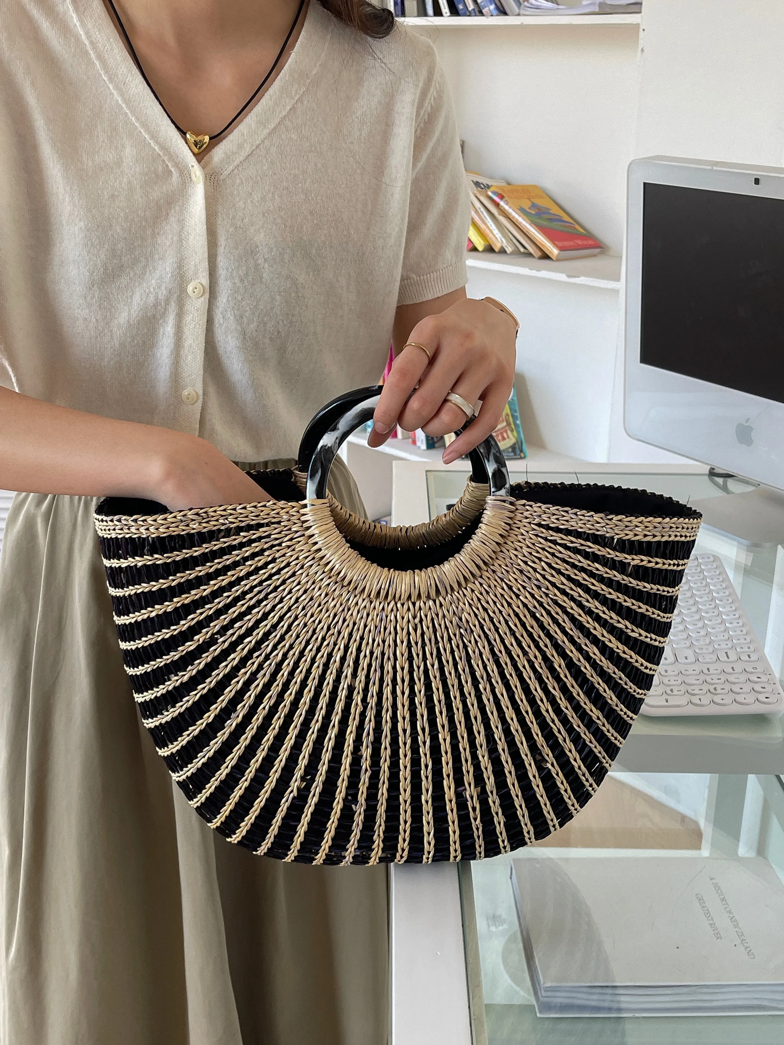 

Summer Fashion Hollow Woven Handheld Grass Woven Bag Leisure And Versatile High Quality Large Capacity Beach Resort Women's Bag