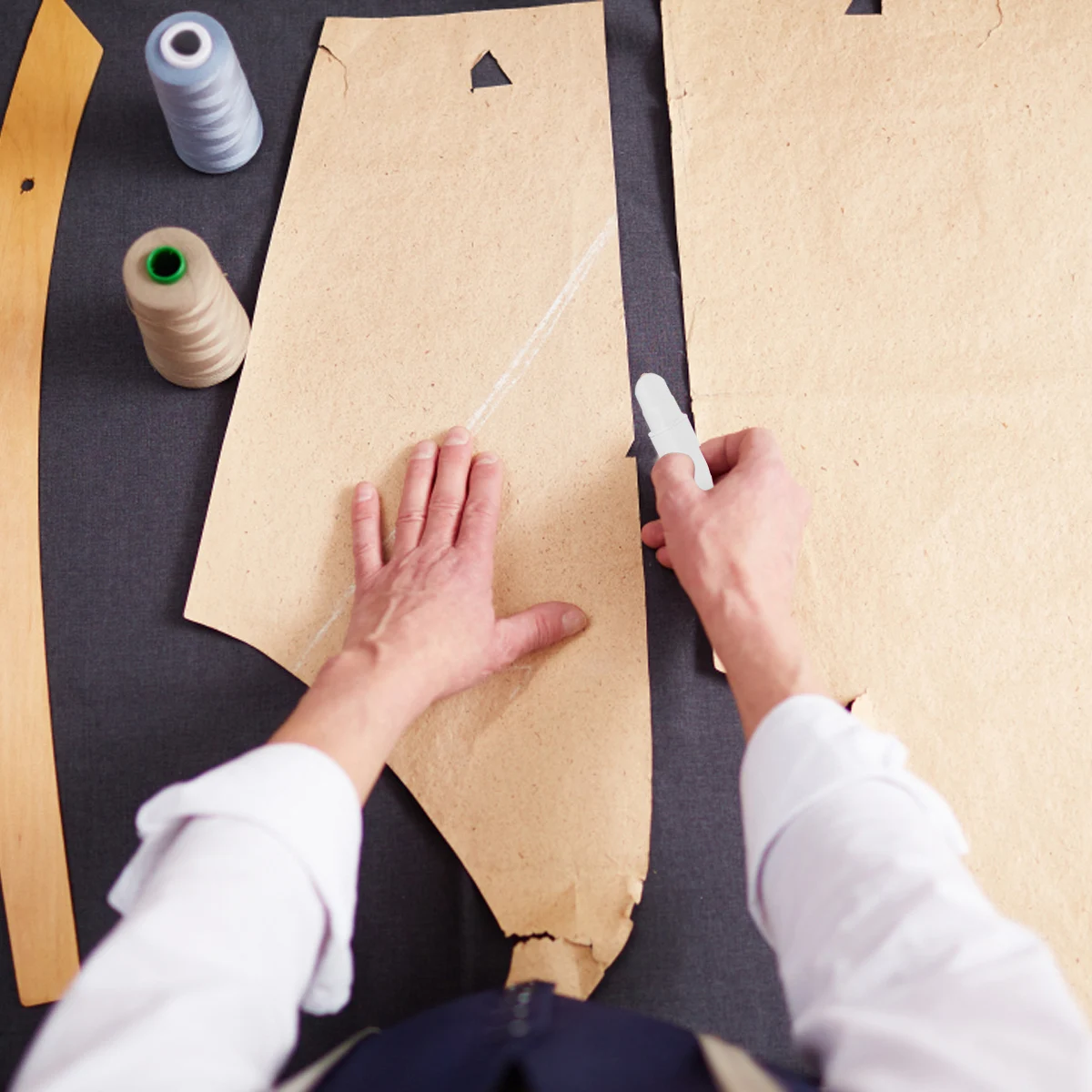 

1Pcs Tailors Chalks White Durable Fabric Marker Easy Use for Sewing Clothing DIY Pattern Tailors Chalks Fabric Chalk with Lid