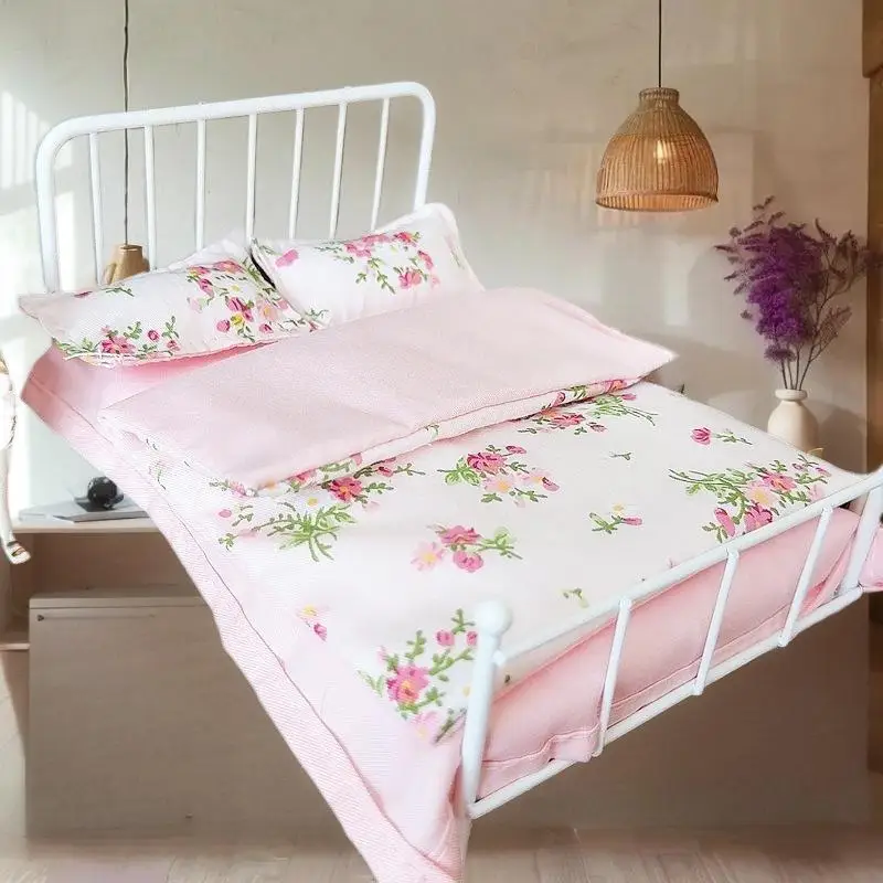 ミニチュアドールハウスベッドセット：1/12スケール用ベッド、キルト、カバー、枕