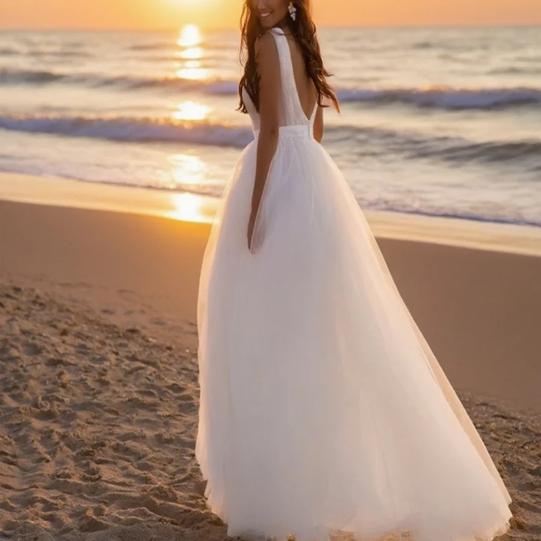 

Customized classic beach style women's V-neck wedding dress. Formal wedding gown for the bride's banquet.