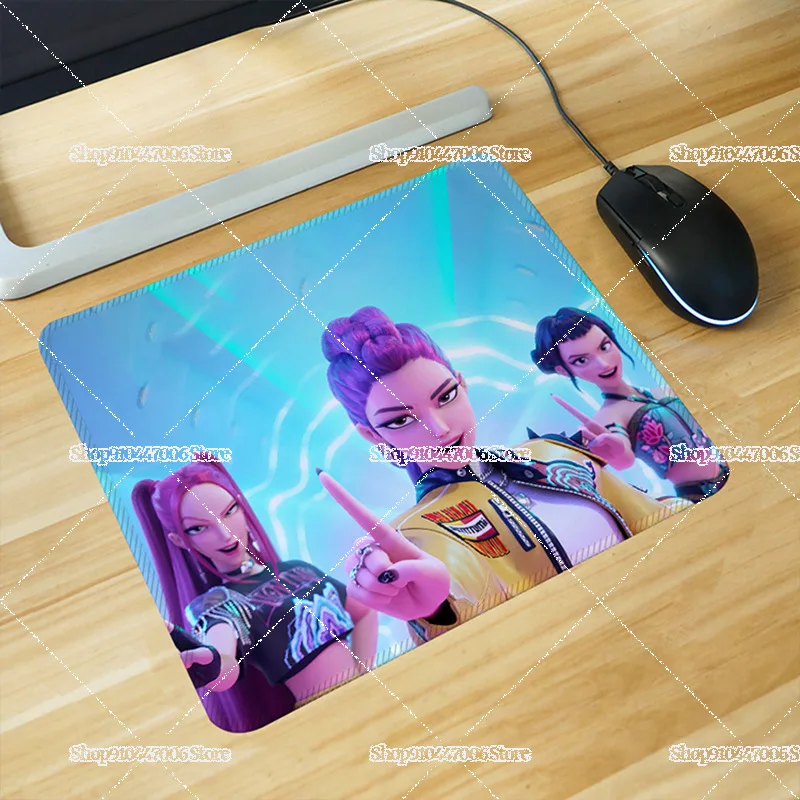K-POP: لوحة ماوس Demon Hunters مضادة للانزلاق للأولاد والبنات لتزيين سطح المكتب لوحة ماوس ألعاب مقاومة للماء وبدون حافة وخياطة هدية