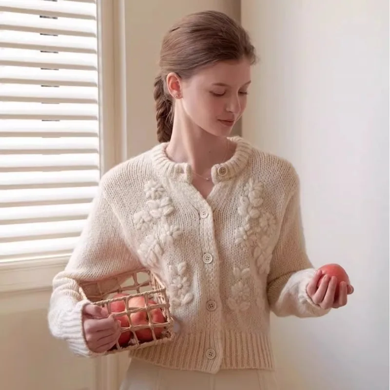 

Нежный и милый дизайн с маленькой цветочной вышивкой, вязаный кардиган, свитер, пальто для женщин, ранняя осень, 2024, новое издание