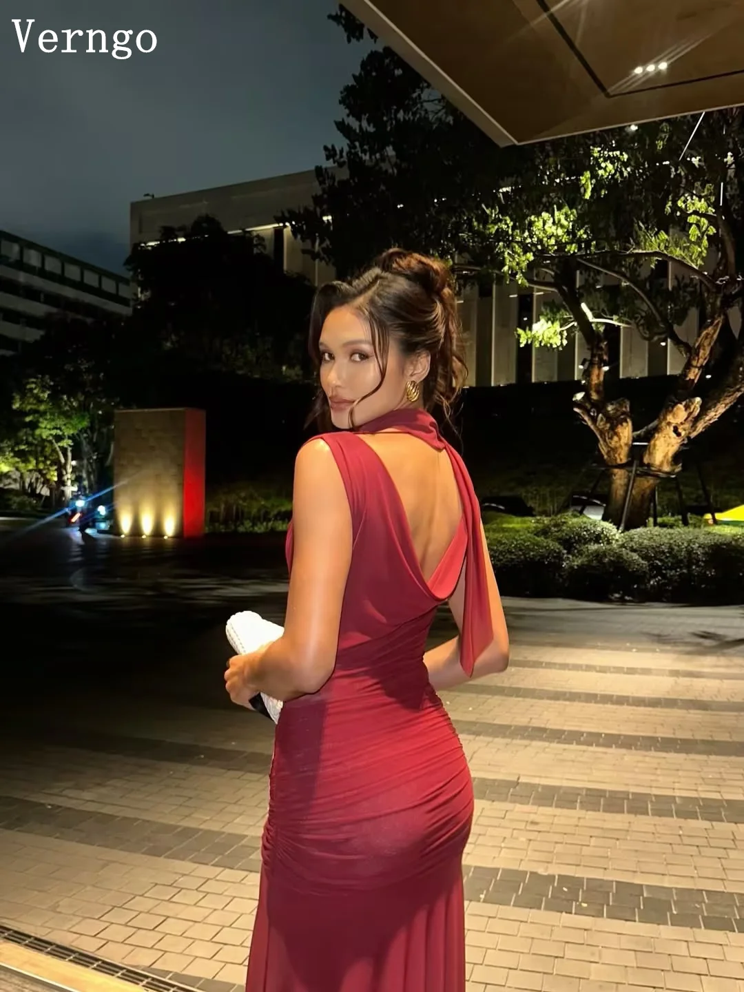 Verngo レッドクレープイブニングドレス V ネック A ラインフォーマルオケージョンドレスエレガントなバックレスモダンなプロムドレスアラビアカスタマイズ