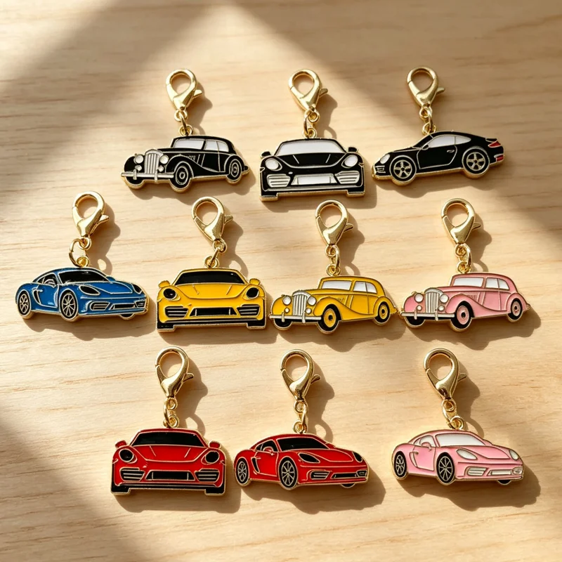 10 Stück gemischte Sport-Retro-Auto-Anhänger, bunte Emaille-Metallanhänger mit Karabinerverschluss, niedliche Fahrzeug-Schlüsselanhänger-Accessoires für Taschen B