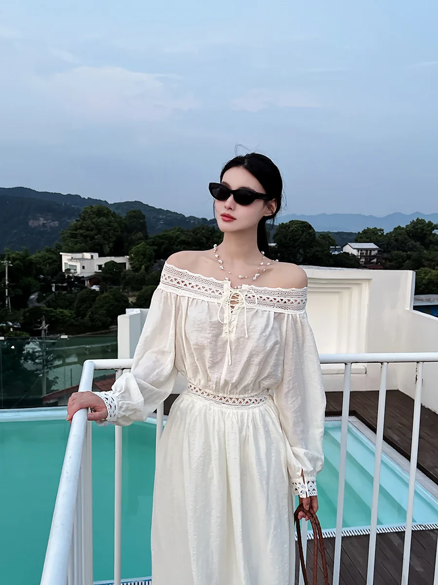 

Французский бохо-комплект из 2 предметов: женский топ с открытыми плечами из лиоцелла с кружевной вязкой и элегантная длинная юбка А-силуэта макси. Летний пляжный наряд 2026