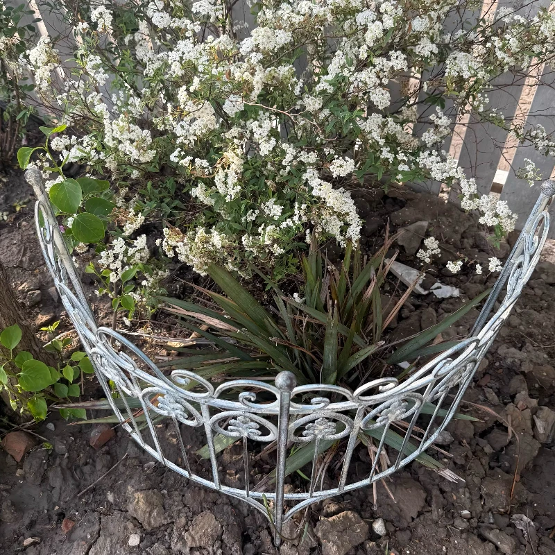 Rustic Garden Fence Make Old Iron Plant Support System for Climbing Vines Flower Bed Decor Border Ground Inserted Garden Trellis