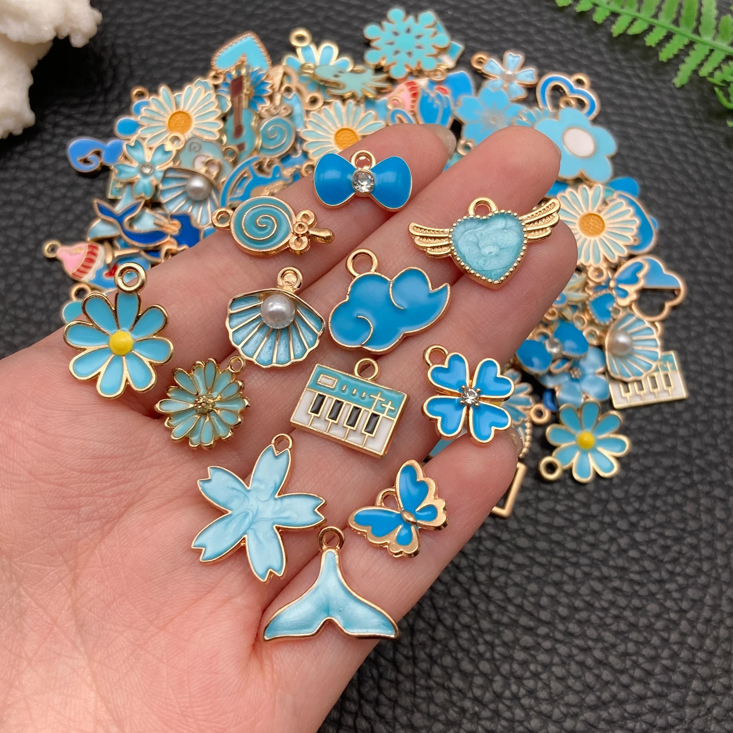 20/50/100 piezas de dijes de aleación de esmalte: diseños florales, pulpo y corazón de tonos azules frescos, auge de inspiración de joyería DIY definitiva.