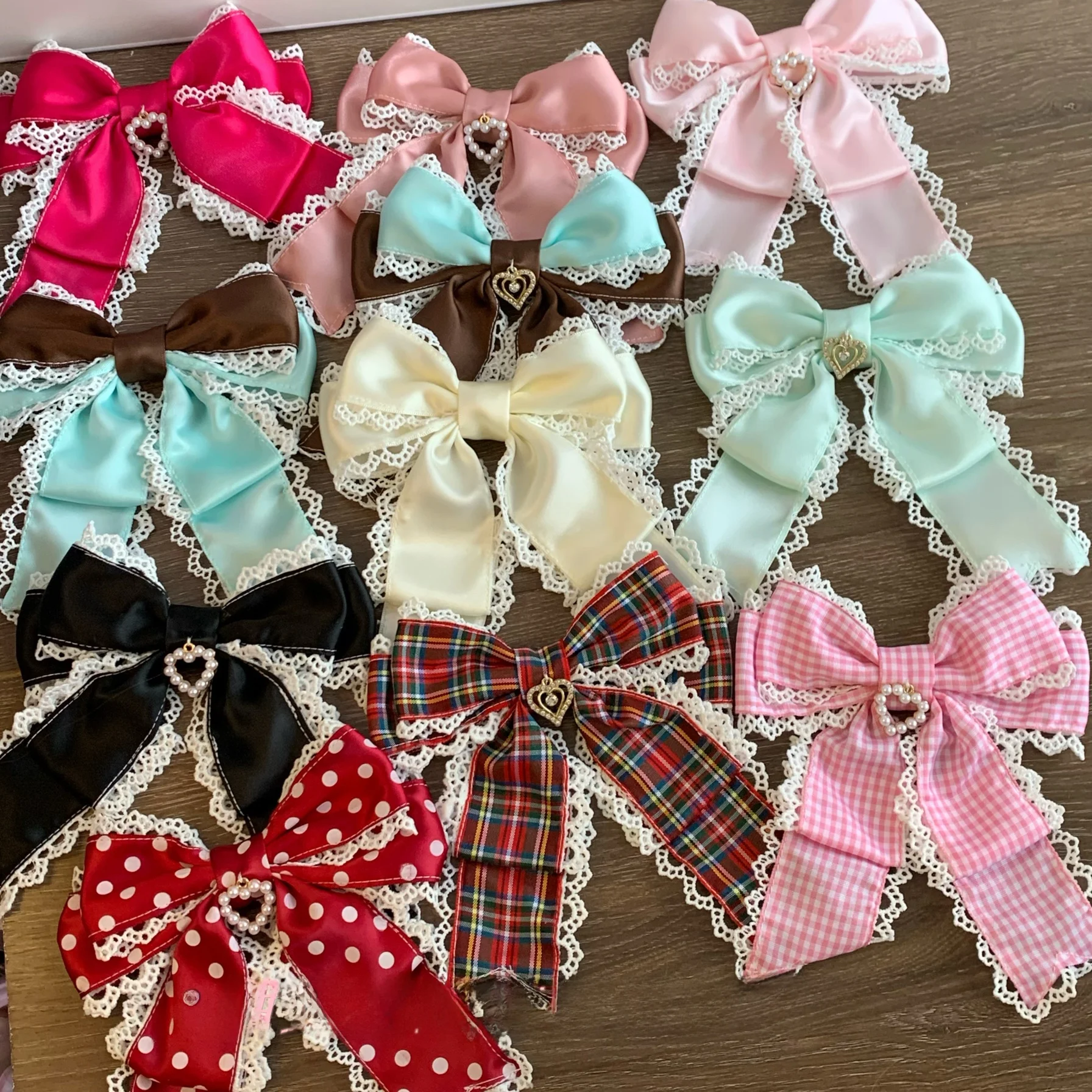 presilha-lateral-artesanal-de-fita-de-seda-com-laco-borboleta-xadrez-e-poa-com-dupla-ponta-e-efeito-boneca-acorio-para-m